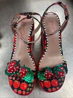 Betsey Johnson Red Strawberry Embellished Womens Sandals sz 6